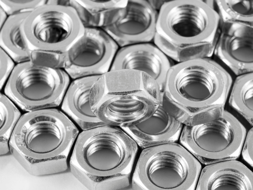 Conjunto de porcas sextavadas metálicas de diferentes posições, destacando suas roscas internas e características de fixação.
