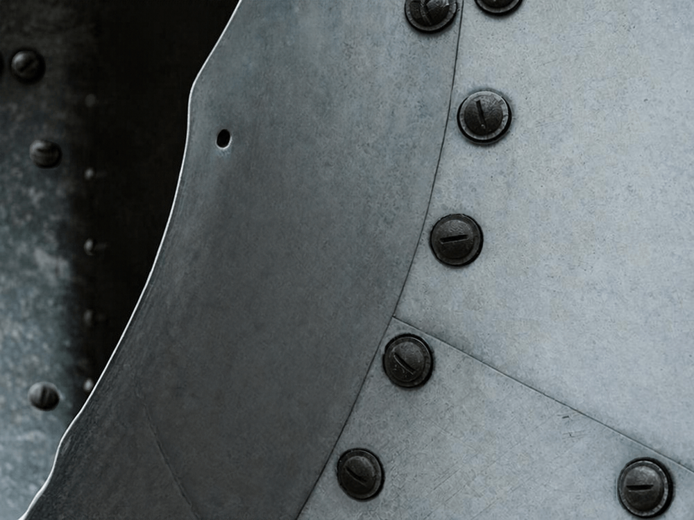 Close de chapas metálicas unidas por fixadores escuros distribuídos ao longo das junções de uma estrutura industrial.